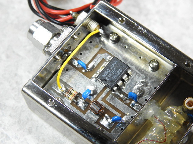 【HPマイクロ波】NEC UPC1656C 850MHz Gain19dB OUT10.5dBm DC+10V WIDE-BAND AMPLIFIER+4段Cavity LC Filterユニット 動作未確 ジャンク品_画像4