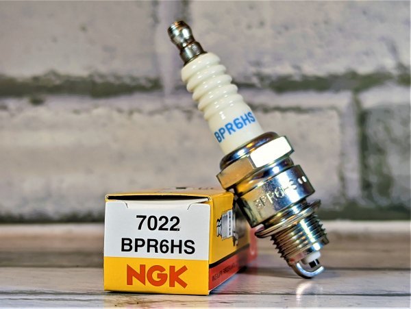 ＮＧＫ　ＢＰＲ６ＨＳ　ヤマハ　メイトＶ８０Ｄ、Ｎ　９０ー　適合　新品！_画像1