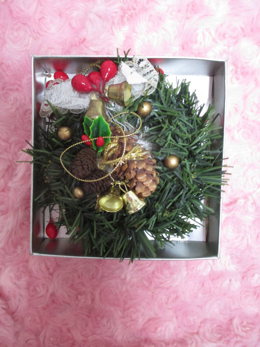 中古品２個手の平サイズのクリスマスリース　ハワイのウクレレ金具付とレイジー・スーザンの松ぼっくりをあしらったもの_画像8