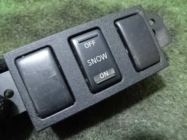 インボイス対応 日産 スカイライン 250GT・V36 H19年・各種スイッチ・トランクオープナー AFSスイッチ SNOWスイッチ_画像3