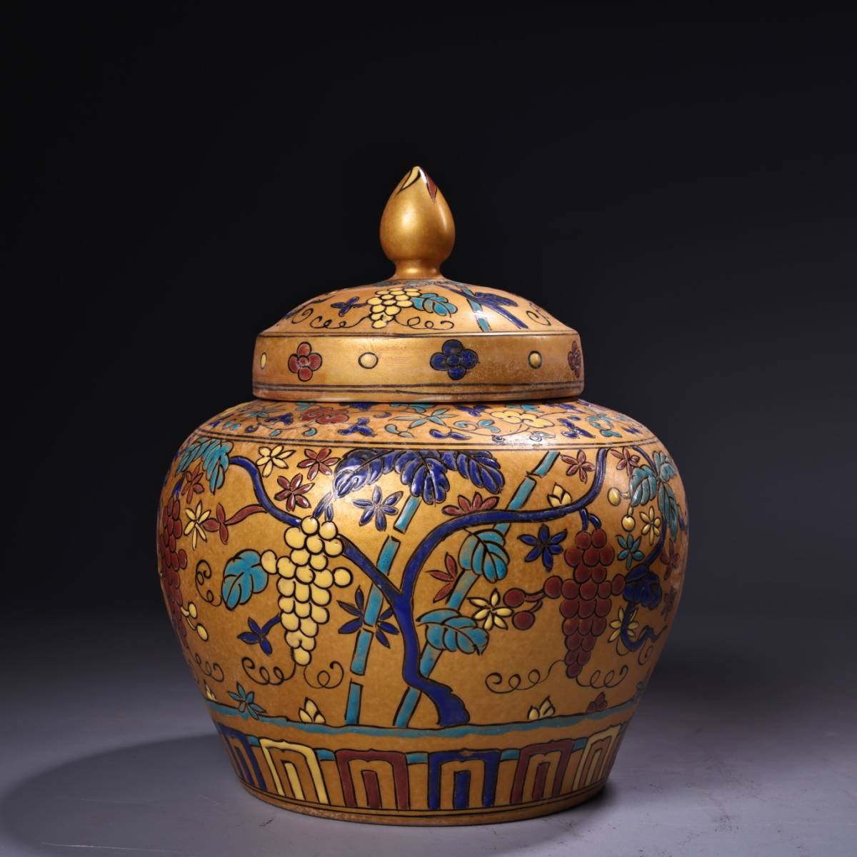 人気の贈り物が大集合配老漆器盒手繪描金粉彩瓷罐宮廷禦藏大明成華年製