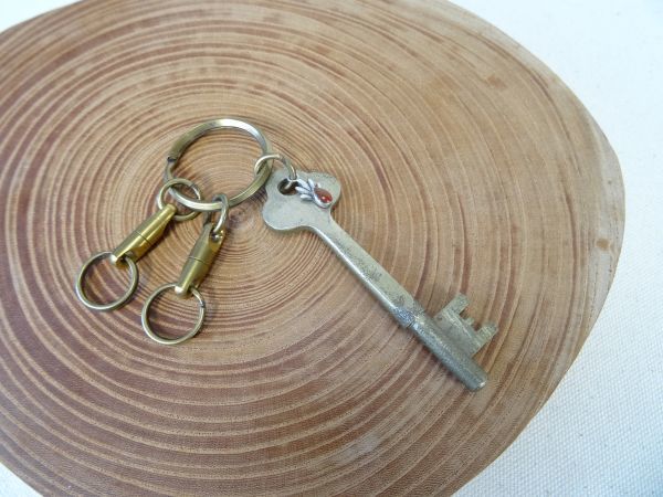  free shipping silver charm . antique key . made man front key holder for searching = original silver /925/ pendant top / brass /../ Showa Retro #5
