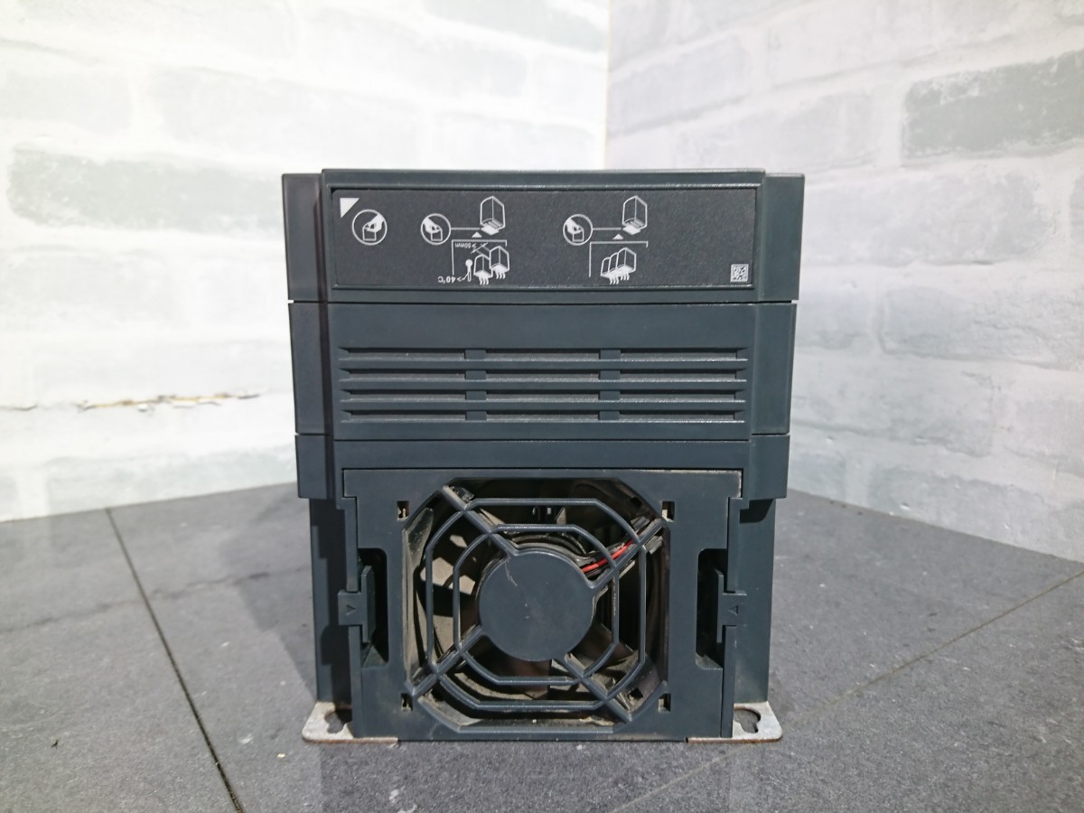 【中古動作品】管1V106 TOSHIBA TRANSIS INVERTER VF-S15-2055PM インバータ _画像9