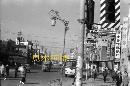 写真１枚：昭和30年代の浜松市・鍛治町通り・３輪自動車 (3003)_画像1