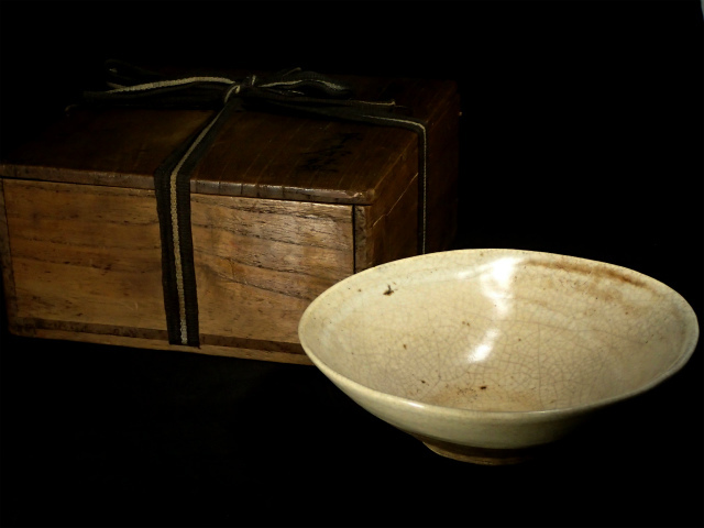 李朝時代有白孫子的茶碗 原文:李朝時代 白高麗平茶碗 仕覆付き