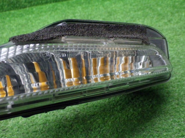 日産　V37　スカイライン　LED　左ウィンカーレンズ　W1176　ジャンク　231031036_画像2