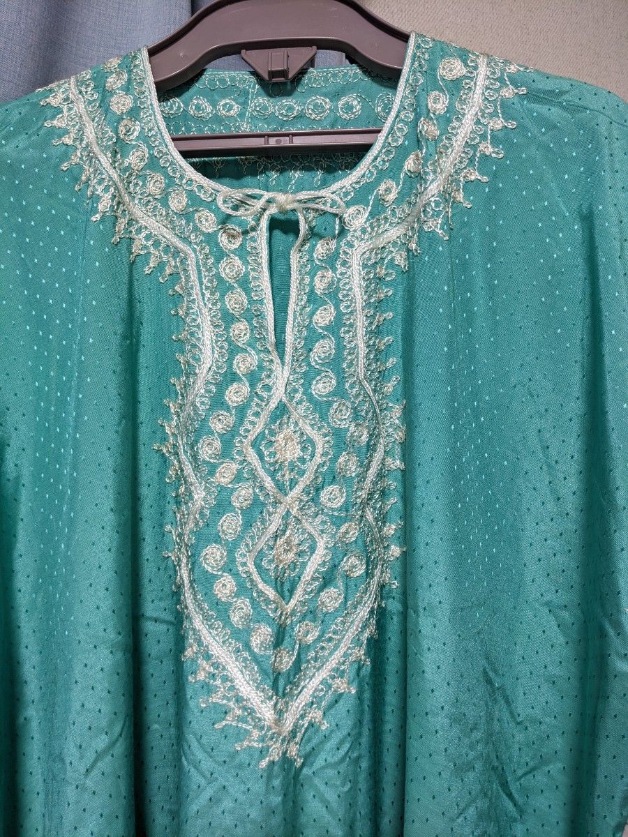 モロッコ民族衣装のカフタン（モロッコマラケシュで現地のハンドメイド品）