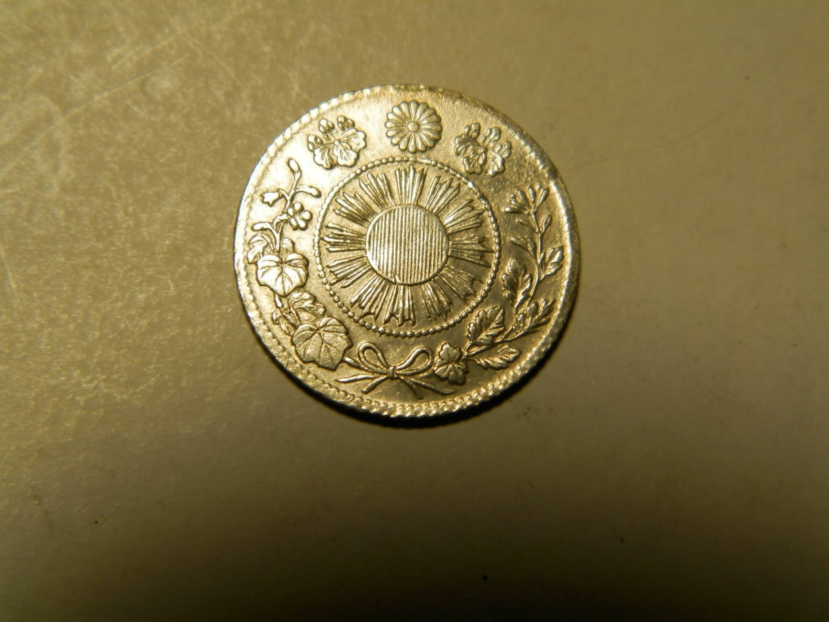  период Мейдзи 3 год 　1870 год 　5 [мелкие] деньги  серебряная монета  　... дракон   серебряная монета  　1 шт. 　1.25ｇ　15.7ｍｍ　0.7ｍｍ　...10