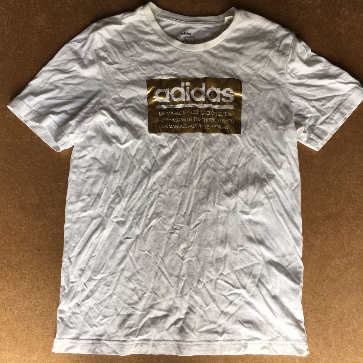 3-8 adidas ボックスロゴ Tシャツ ゴールド×ホワイト Uネック 半袖_画像1