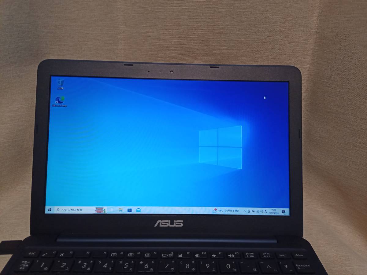 ☆ ASUS EeeBook X205TA 980g 11.6型 64GB Windows10 モバイルノートパソコン 美品 送料込です。☆_画像2