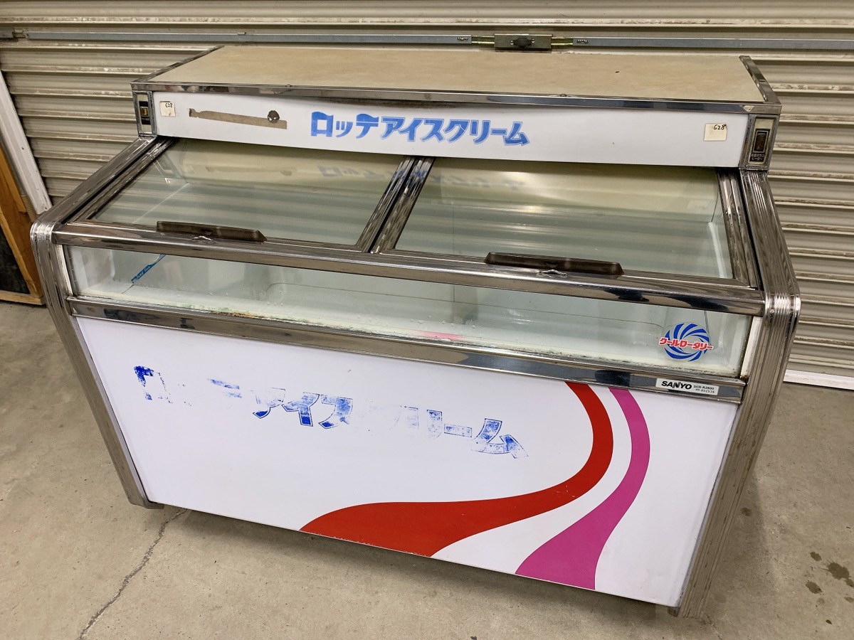 現状品 SANYO サンヨー 冷凍ショーケース SCR-R2600 業務用 冷凍庫 レトロ ロッテアイスクリーム 冷凍食品 冷食 ストッカー 231116や1 M 西