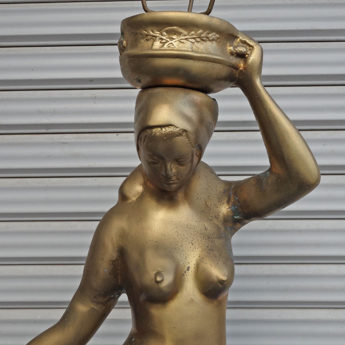 送料無料 ◆ 金属製 アンティーク調 ブロンズ像 壺を持つ女性 【A】 ◆ 直径215×高さ990ｍm 壺_画像3