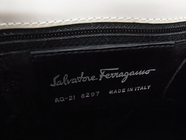 1円 ■美品■ Salvatore Ferragamo フェラガモ AQ-21 8297 ガンチーニ レザー ワンハンドル ハンドバッグ レディース ホワイト系 AU2528_画像6