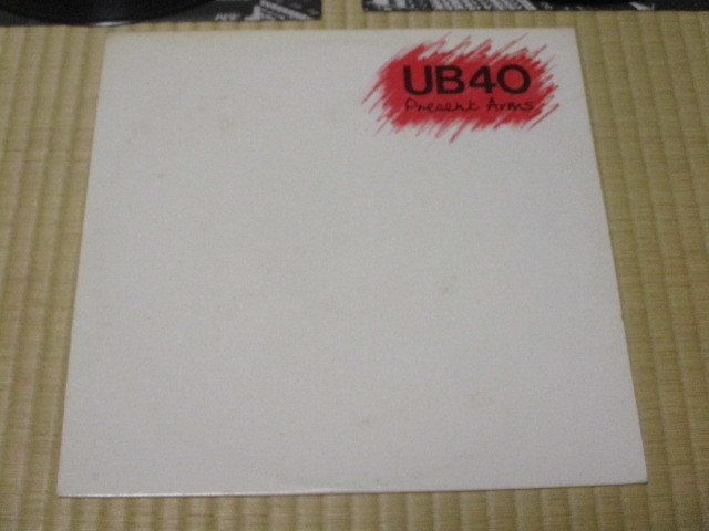 UB40 Present Arms 英 LP + 12inch EP 盤面に白濁 → チリノイズ_画像1