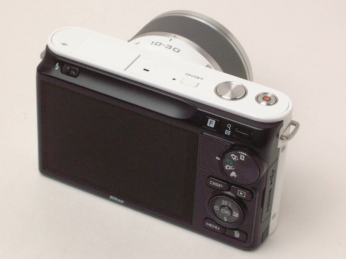 Nikon 1 J2 ホワイト ＋ 1NIKKOR 10-30mm VR ホワイト (外観程度良品/美品中古） ストラップ他付_画像3
