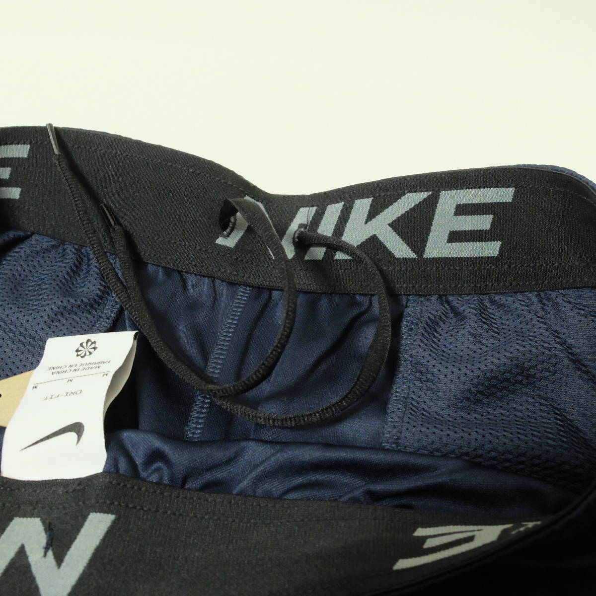 [新品 送料込] メンズM ナイキ Dri-FIT メンズ ニット トレーニングショートパンツ DD1888 Nike Dri-FIT Men's Knit Training Shorts_ドローコードが付いた伸縮性のウエスト