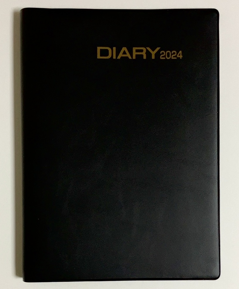 D514 ウィークリーダイアリー 2024年版 A5サイズ 大型手帳 160ページ ブラックカバー表紙 シンプルタイプ リング式 アピカ製_画像1