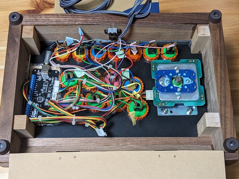 木製アーケードコントローラー Brook Universal Fighting Board 三和ボタン、セイミツレバー アケコン