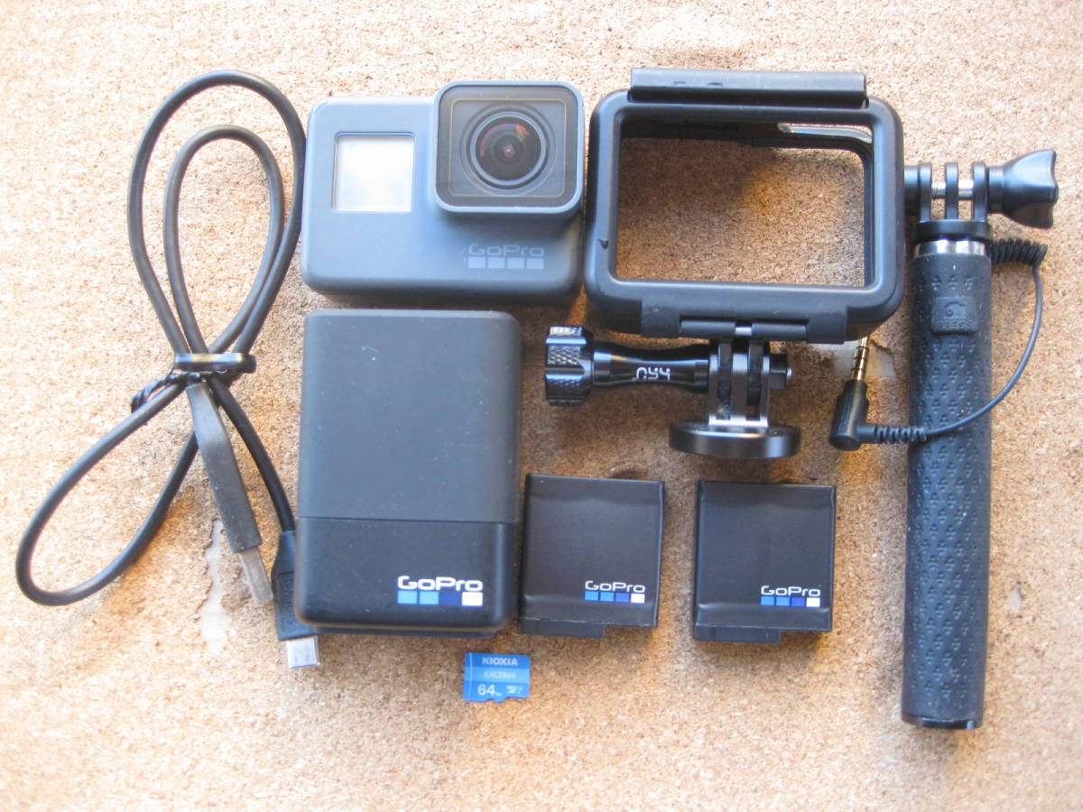 GoPro HERO5 BLACK ウェアラブルカメラ 4K 予備バッテリー 充電器 SDカード　自撮り棒付_画像1