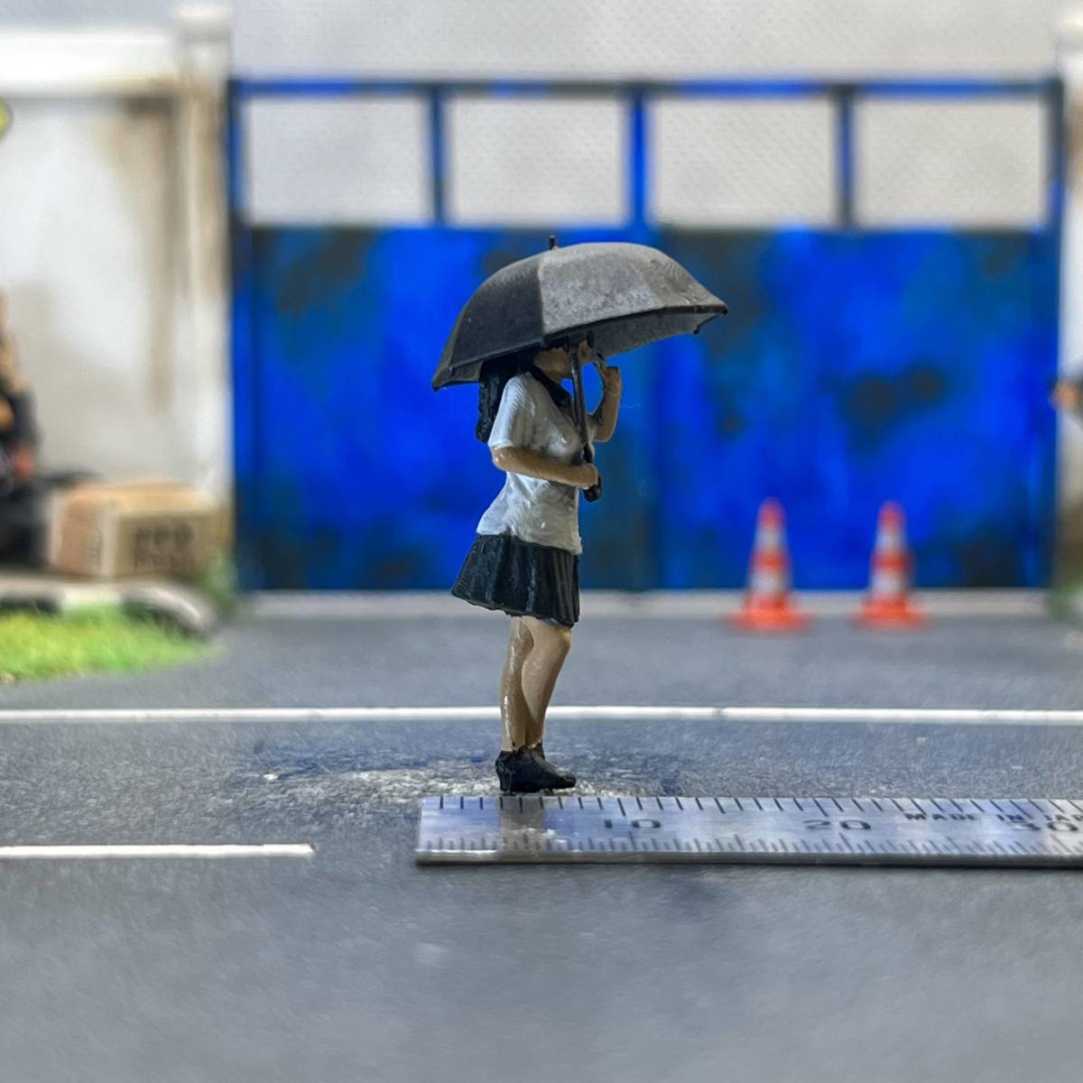 【TM-078】1/64 スケール 傘をさす女子高生 フィギュア ミニチュア ジオラマ ミニカー トミカ_画像3