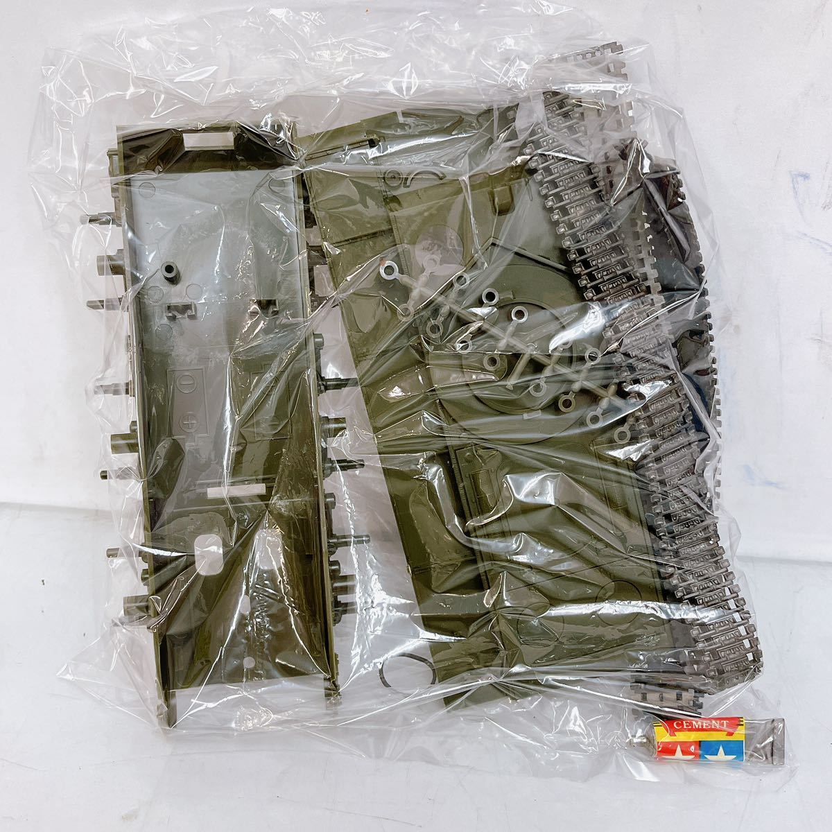 11SB83 【未組み立て】TAMIYA RSSIA HEAVY TANK KVI TYPE C ソビエトKVー1 タンク プラモ 中古 現状品 動作未確認_画像4