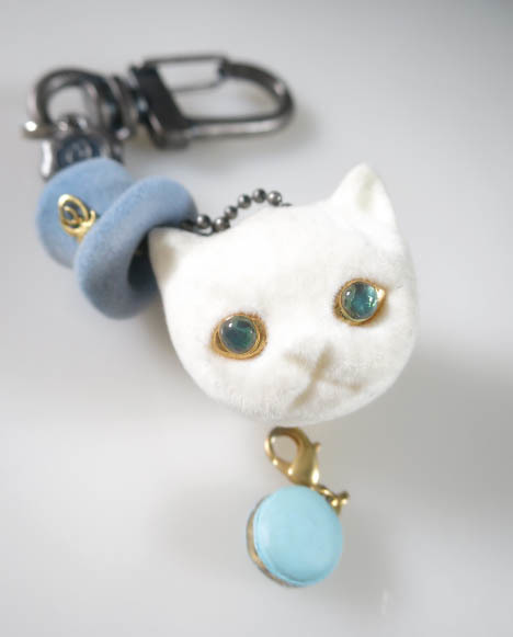 Q-pot.sola cat bag charm set ( cat charm + velour hat charm + Mini ma Caro n charm + key holder ) [B57838]