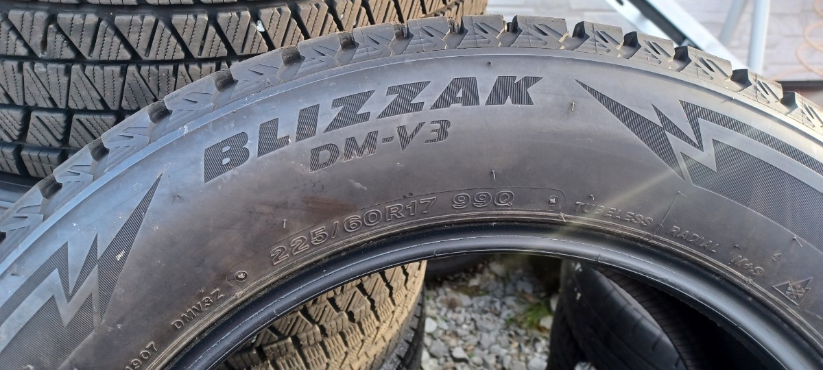 ブリヂストン　ブリザック　DM-V3 　225/60R17 　4本　SUV全般に　ハリアー、X-TRAIL、フォレスター等_画像1