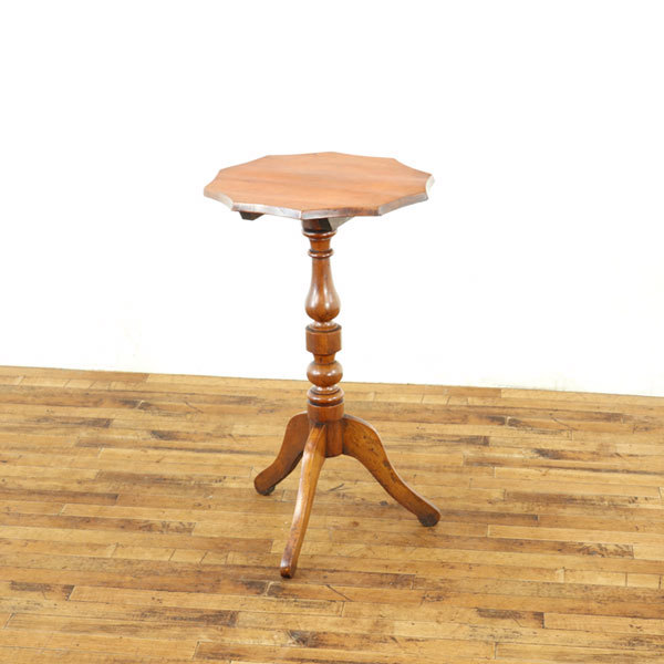 サイドテーブル　上品な雰囲気　一本柱テーブル　天板形状も魅力　イギリスアンティーク家具　アンティークフレックス　58598