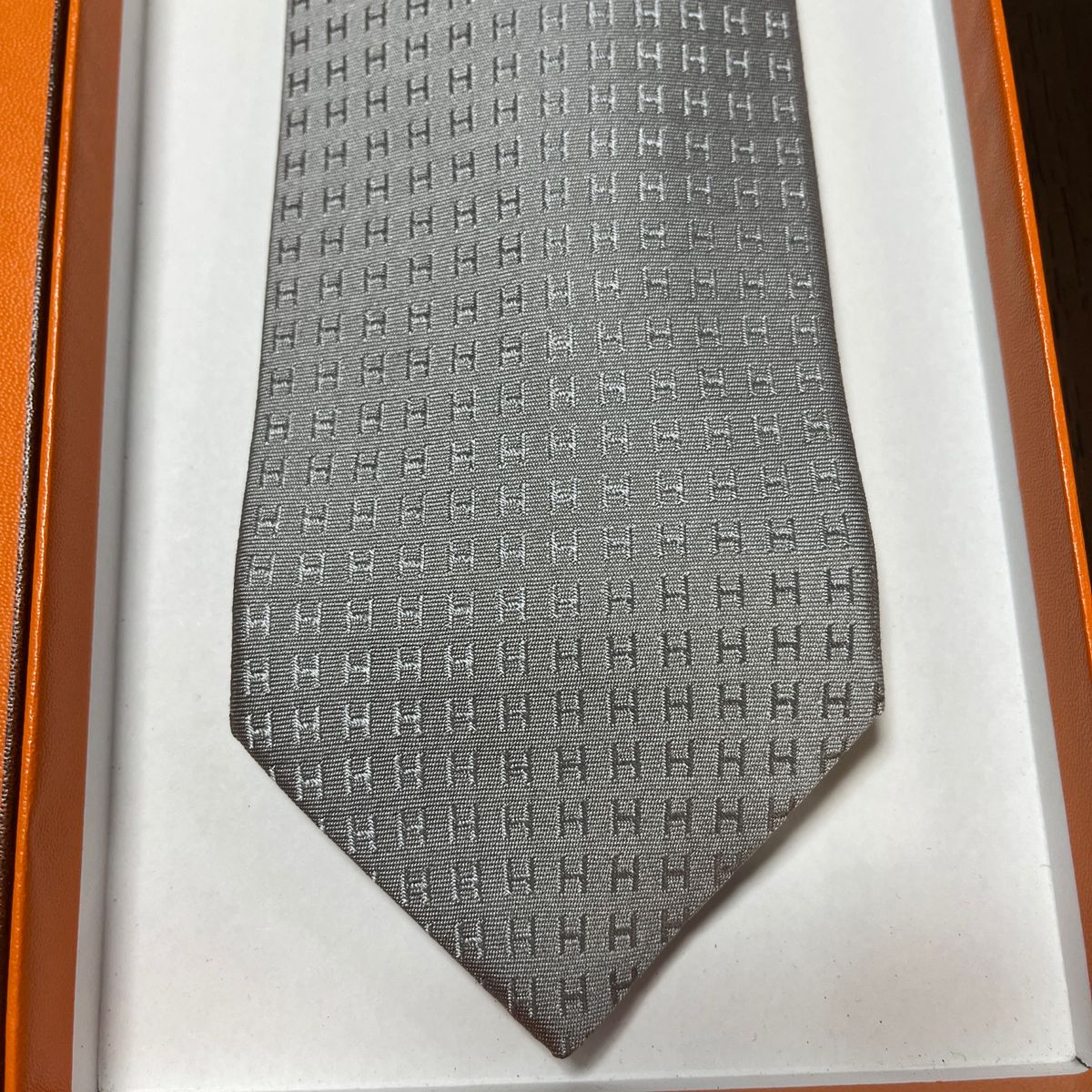 美品 エルメス ネクタイ シルバー H柄H織 ファソネ 結婚式 美品 エルメス ネクタイ シルバー H柄H織 ファソネ 結婚式