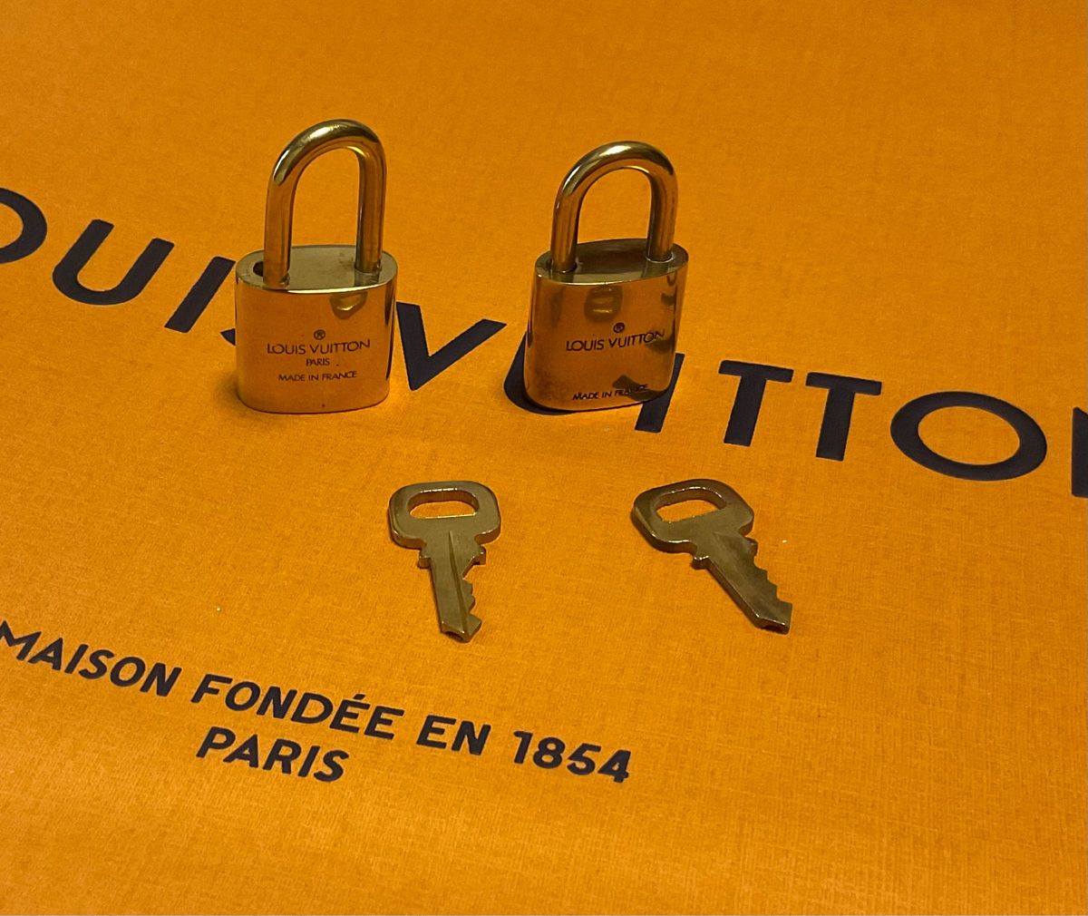 LOUIS VUITTON ルイヴィトン 人気のゴールドパドロック 鍵付き２個#300&#323