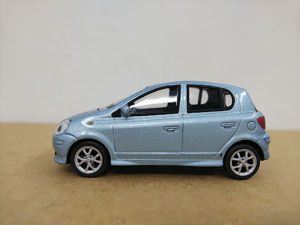 ■ コナミ 国産名鑑011 JOWNERS COLLECTION 1/56 TOYOTA VITZ トヨタビッツ（カリビアンブルー） ミニカーの画像1