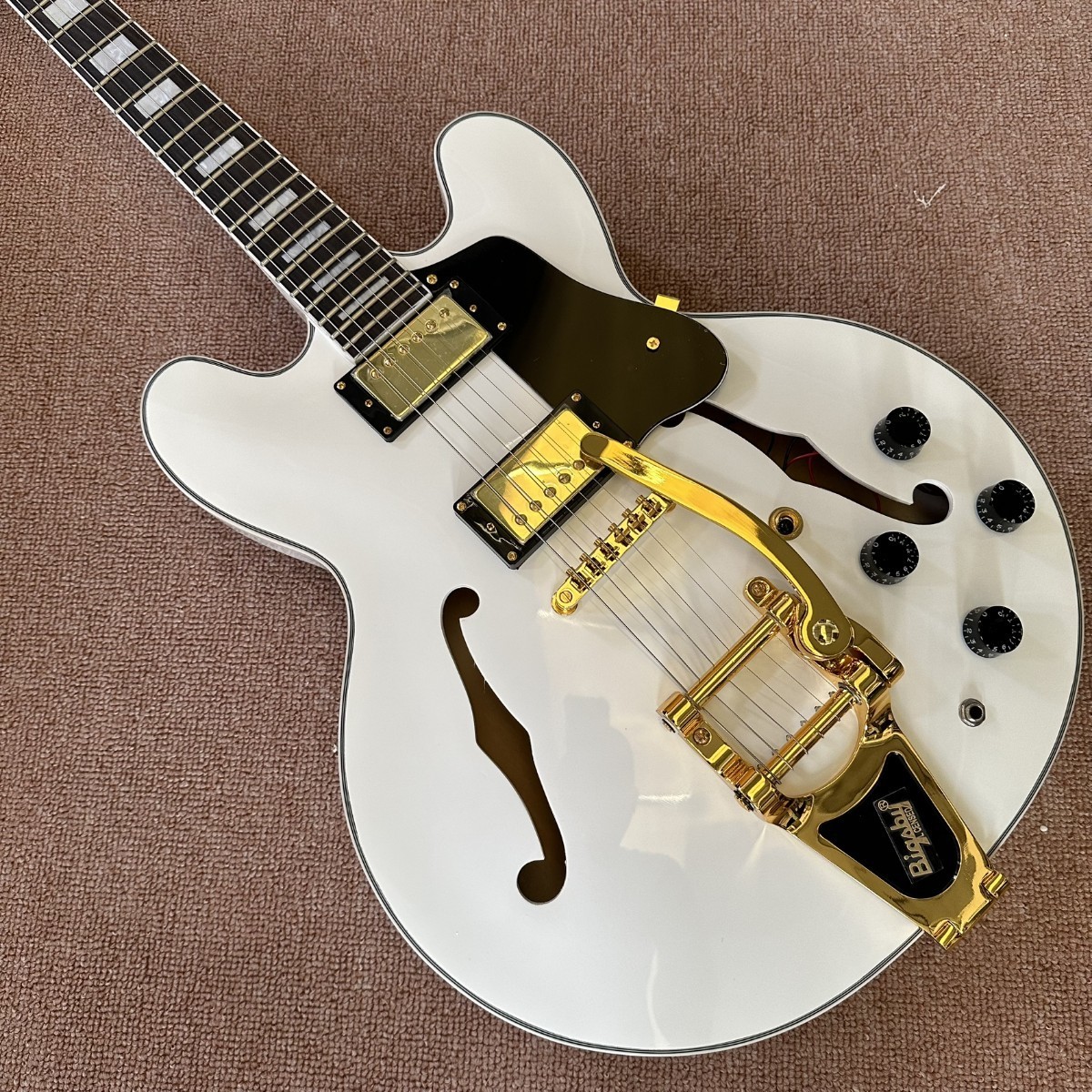 ノーブランド◎Gibson 風◎エレキギター ES-335 1963 Alpine White with Bigsby_画像2