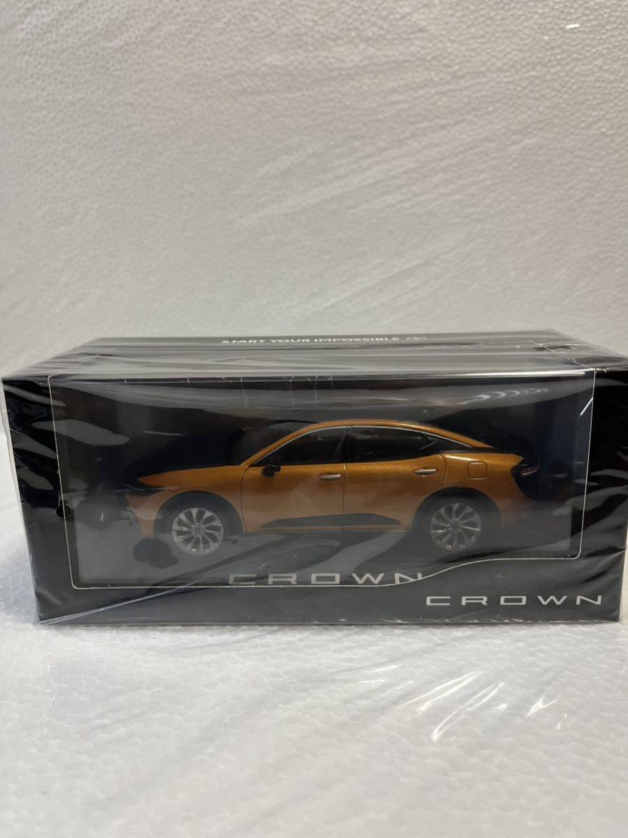 1/30 トヨタ 新型クラウン CROWN クラウンクロスオーバー 最新モデル カラーサンプル ミニカー ブラック×プレシャスレイ_画像1