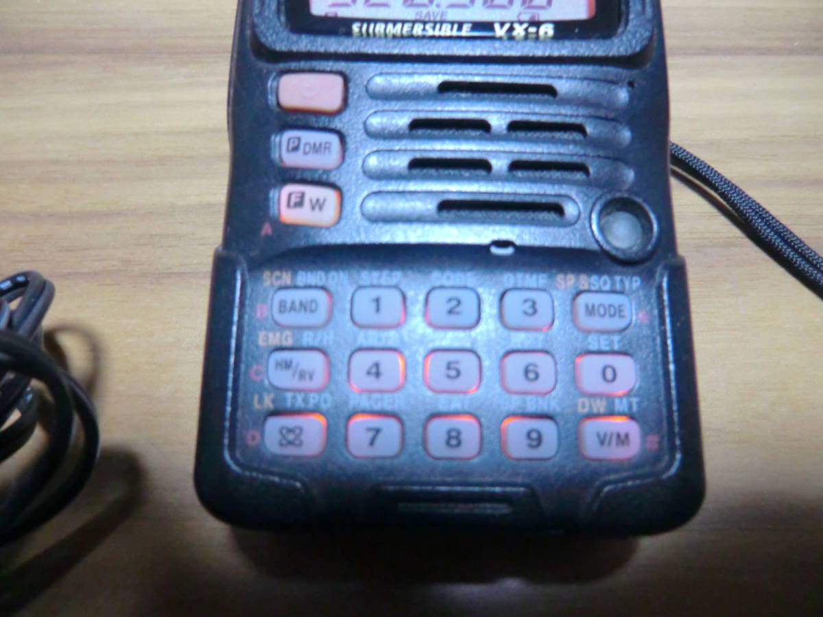 YAESU VX-6 コンパクト デュアルハンディ トランシーバー 無線機 アマチュア無線 _画像3