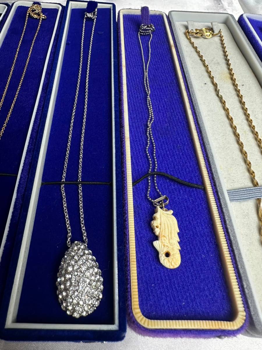 ネックレス アクセサリー 箱付き 大量 セット オパール系 真珠系 ダイヤ系 レトロ USED品 アンティーク ゴールド系 シルバー系 プラチナ系_画像4