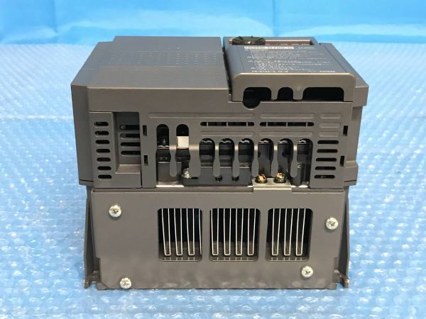 [CK9745] 三菱 MITSUBISHI センサレスサーボ ドライブユニット FREQROL-D700-G FR-D720-3.7K-G 未使用品 動作保証_画像2