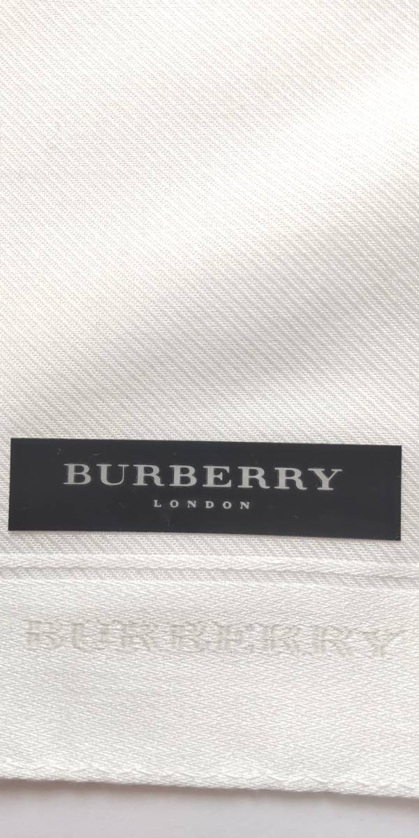 画像悪いですが綺麗です★未使用タグシール付き★BURBERRYバーバリー★ハンカチ★白に、１ヶ所BURBERRY★４８センチ_BURBERRY文字はプリント