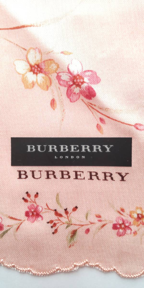 ★未使用タグシール付き★BURBERRYバーバリー★ハンカチ★桃色に花柄。１ヶ所BURBERRY★５０センチ_画像2