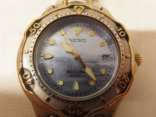 1130457a【メ便】SEIKO SCUBA 200m 7N35-6030 セイコー スキューバ クォーツ 腕時計 ジャンク品（動作NG）ケース幅3.8cm/ゆうパケ発送可_画像2