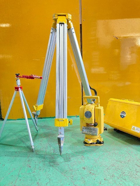 【1円スタート！】TOPCON トプコン トータルステーション CS-102F 測量機 三脚付き 動作良好_画像1