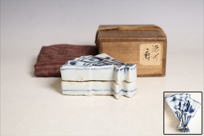 中国美術 青花山水紋蓋盒 唐物扇面香合 時代箱附（H334）_画像1