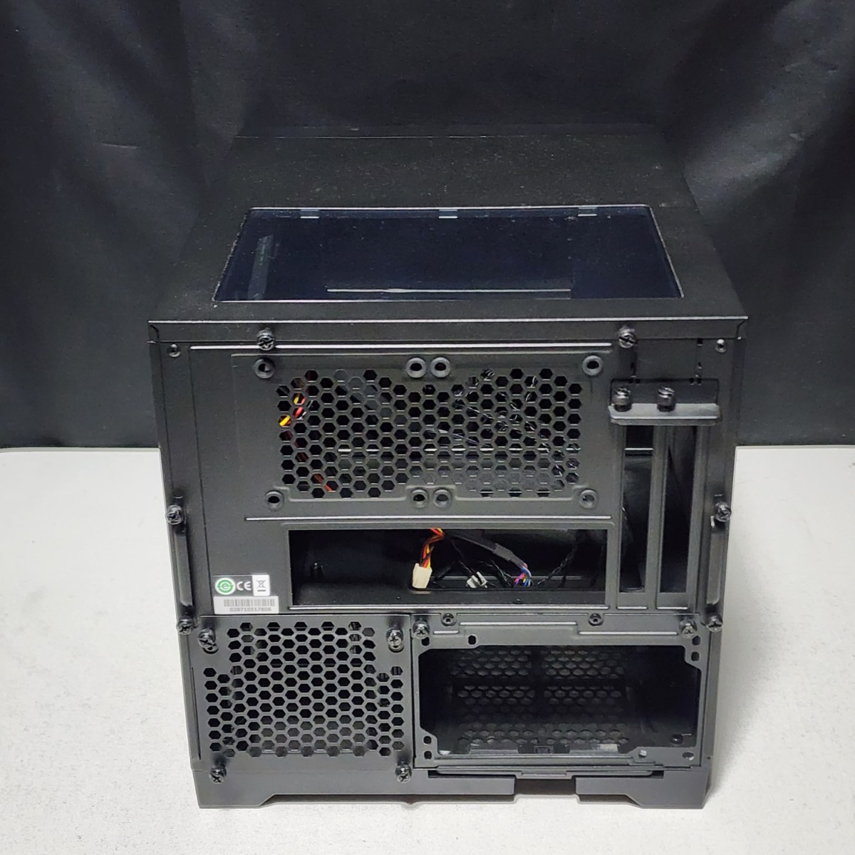 送料無料】CORSAIR OBSIDIAN SERIES 250D キューブ型PCケース(Mini-ITX