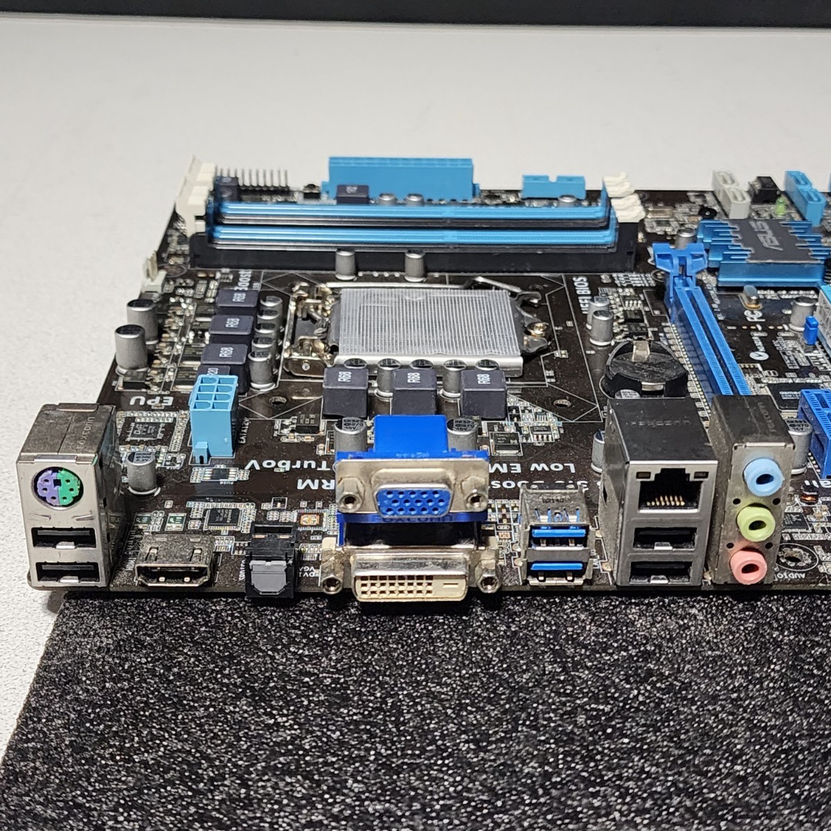 ASUS P8H77-M IOパネル付属 LGA1155 MicroATXマザーボード 第2・3世代CPU対応 最新Bios 動作確認済 PCパーツ_画像3