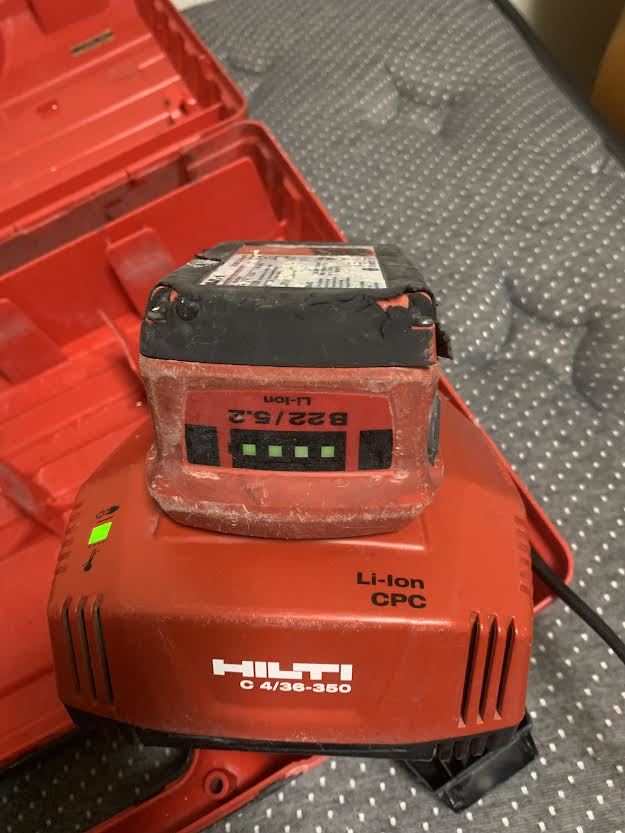 HILTI ハンマードリル　超超格安大目玉出品！！！充電器＆充電池２個＆純正ケース付き！！！_画像3