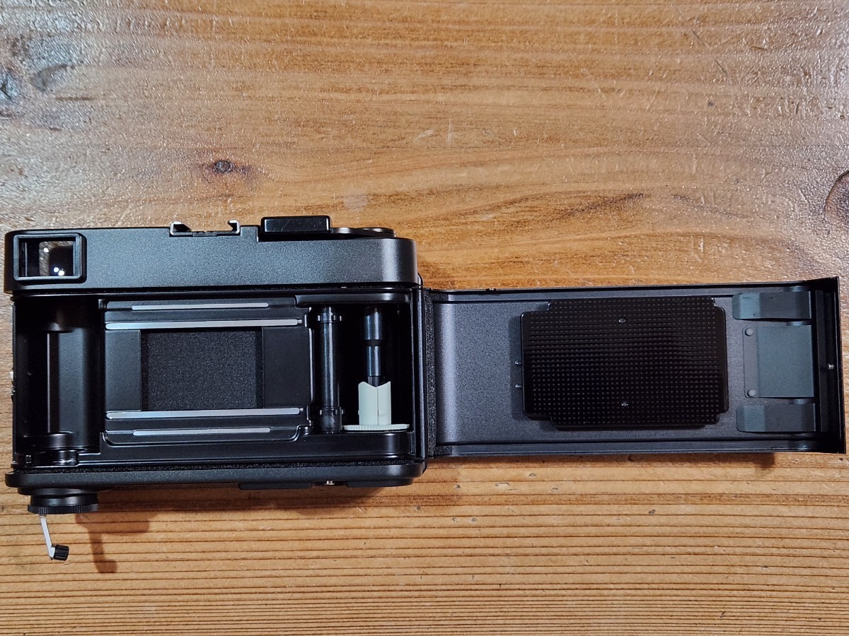 【基板交換 シャッタースピード等OH済】ミノルタ Minolta CLE ライカ Mマウント レンジファインダー フィルム カメラ Leica ミナミカメラ_内部も綺麗。モルトの貼り方がプロの仕事。