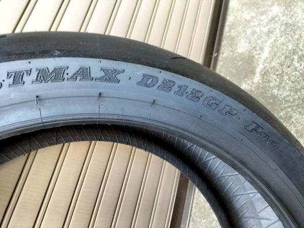 DUNLOP D212GP Pro リア 200/55R17 新品ですが 12年製 【CBR R1 GSX-R ZX-10R V4R S1000RR】_画像4