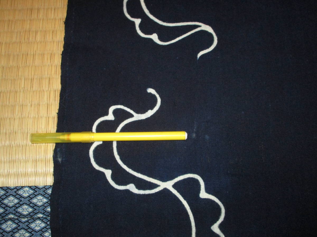 【昔古布】大正期　美品の　藍染手織木綿　筒描１幅　(長１４３)　●唐草紋●　リメイク材料_約２ミリの小穴が２ヶ所部分です
