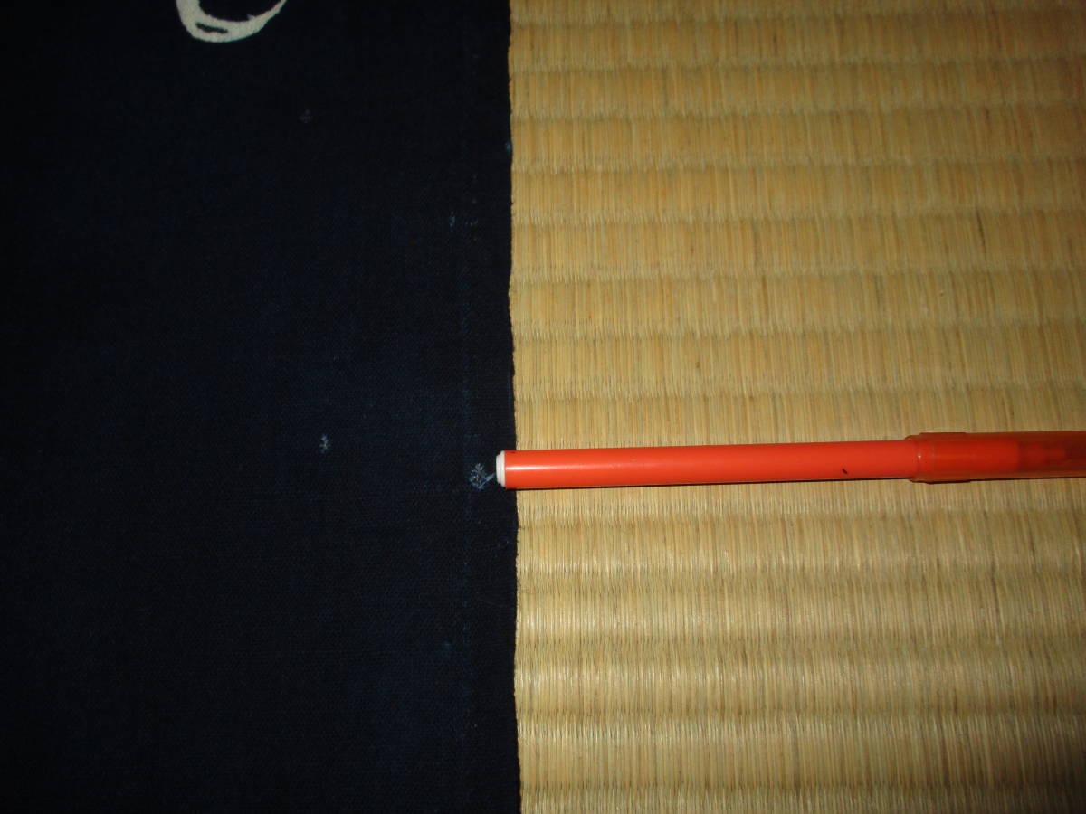 【昔古布】大正期　美品の　藍染手織木綿　筒描１幅　(長１４３)　●唐草紋●　リメイク材料_約３ミリの小穴が１ヶ所部分です