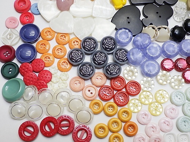 * Showa Retro pretty button ① retro color approximately 300 piece and more summarize * F694 handicrafts hand made button art .