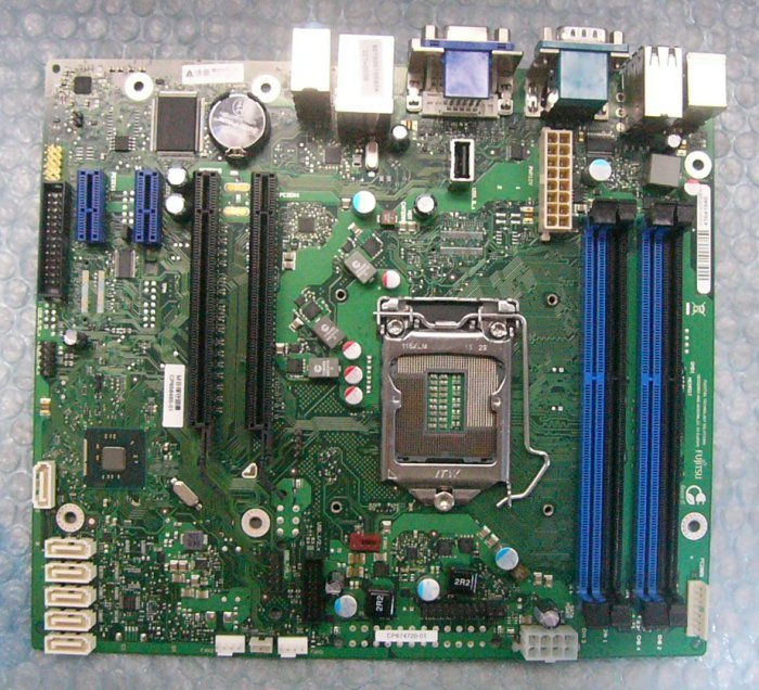 uw13 Fujitsu CELSIUS W530 マザーボード LGA1150 / C226 chipsetの画像1